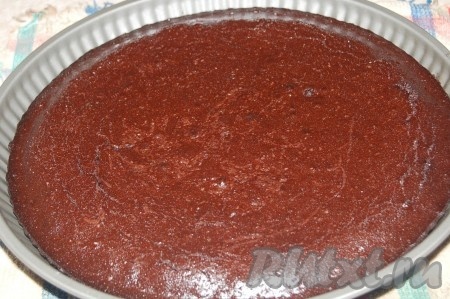 Через 30 минут достаём наш супер шоколадный пирог из духовки. Проверяем готовность  с помощью сухой деревянной зубочистки (если пирог готов, то зубочистка после прокалывания выпечки останется по-прежнему сухой).
