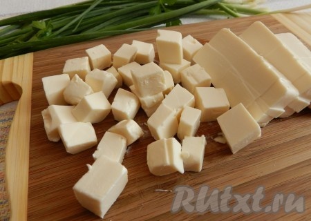 Плавленный сыр также нарезать кубиками.