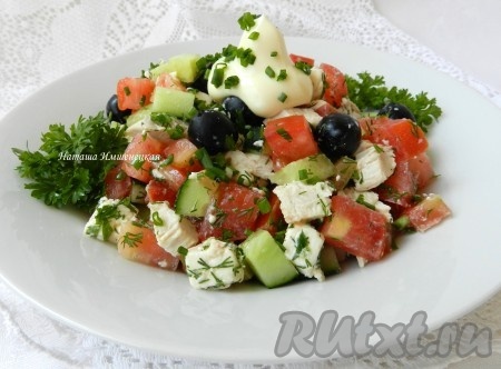 Салат с оливками, курицей и сыром