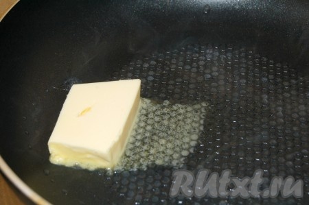 Пока шведские фрикадельки тушатся, приготовить соус. Для этого взять небольшую сковородку, положить на нее кусочек сливочного масла.