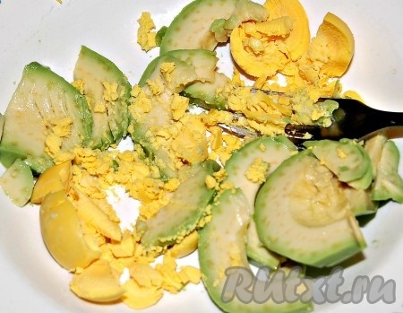 Желтки и ломтики авокадо поместить в одну миску, размять вилкой и размешать до однородной массы.