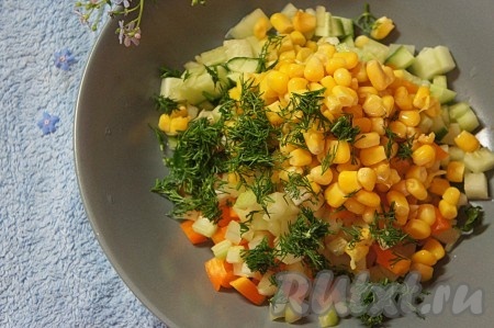 Положить в салат кукурузу и мелко нарезанную зелень укропа.