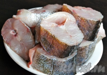 Рыбу очищаем, потрошим, хорошенько промываем и нарезаем на стейки.
