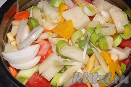 Картофель, перец сладкий, морковь, репчатый лук, томаты, лук порей почистить и нарезать.
