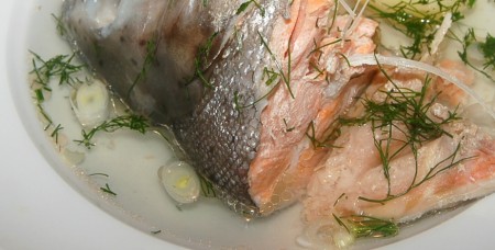 Для салата удобно использовать мясо от головы вареного лосося (когда варим рыбный суп, например).