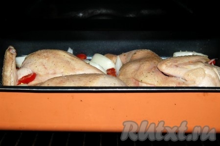 Отправить курицу с овощами в духовку, примерно на 40-50 минут. Можно добавить небольшое количество воды.