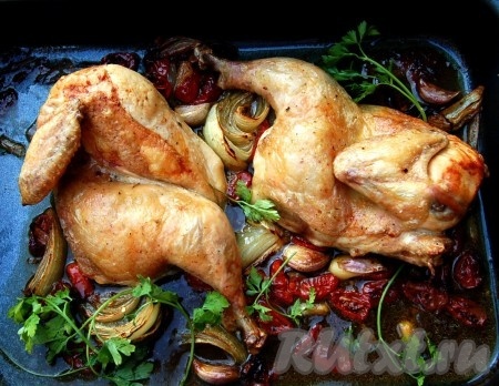 Через 40-50 минут проверяем нашу вкусную, сочную курицу и, если она готова, вынимаем противень из духовки.
