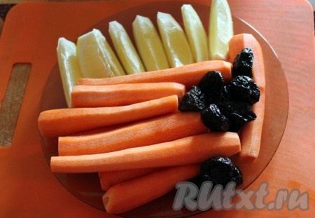 Морковь очистить и нарезать на половинки вдоль, если она крупная. Лимон нарезать на дольки, чернослив ошпарить.