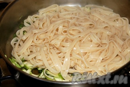 Сковороду с чесноком выключить, положить в нее сырые кабачки, укроп и макароны из дуршлага.
