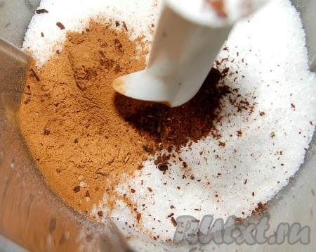 Добавить к орехово-мучной смеси сахар, соль и корицу с гвоздикой (прямо в блендер).