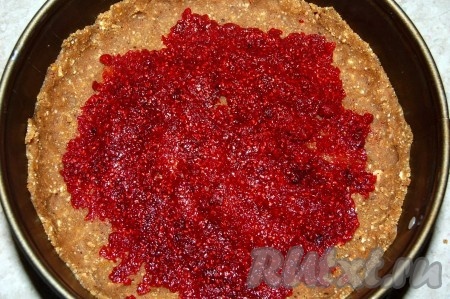 Равномерно распределить варенье (или джем) по всей поверхности пирога, отступая от краёв 2 см.
