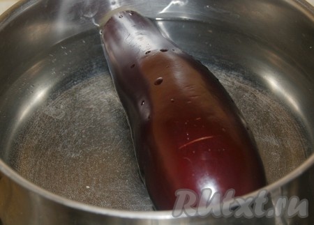 Опустить баклажаны в кипящую подсоленную воду и варить 20 минут с момента закипания на небольшом огне.