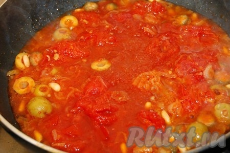 В обжаренную смесь добавить томатный соус и тушить минут 10.
