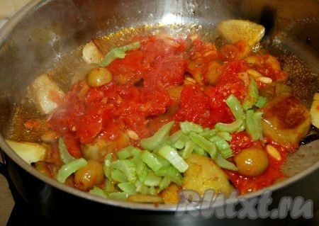 К обжаренным баклажанам добавить обжаренный сельдерей и всё содержимое второй сковородки с томатным соусом.
