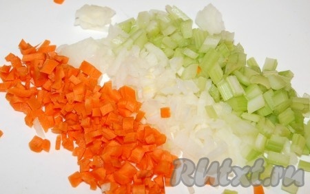 Нарезать морковь, лук репчатый и сельдерей маленькими кубиками.