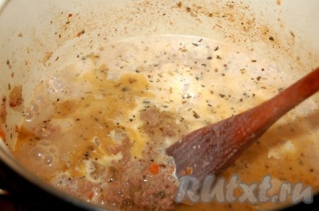В готовый соус добавить сливки, желательно, чтобы сливки были комнатной температуры, в крайнем случае - их обязательно подогреть.