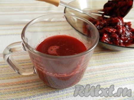 Выдавить из ягод сок. Для приготовления мусса потребуется около 150 миллилитров сока, убрать в холодильник.