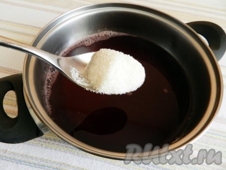 Перелить процеженный ягодный отвар в кастрюлю, добавить сахар, довести до кипения, помешивая, чтобы сахар растворился. Попробовать на вкус, возможно, понадобится ещё сахар, если ягоды очень кислые.