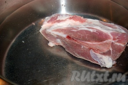 Мясо помыть, положить в кастрюлю, залить холодной водой и поставить вариться. Когда вода закипит, снять пену.