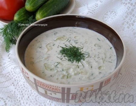 Разлить освежающий болгарский суп "Таратор" по тарелкам, украсить зеленью и влить немного растительного масла. Вкусный холодный суп на кефире с огурцами готов. Можно подать со льдом. 