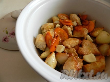 Курицу с луком и морковью переложить в кастрюлю, добавить зубчики чеснока.