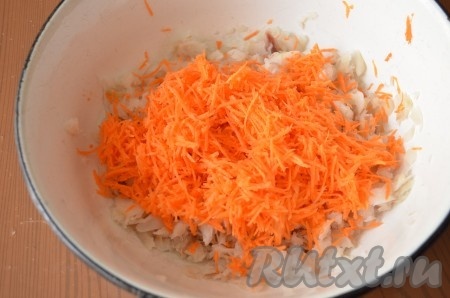Морковь натереть на мелкой терке. 