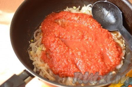 Помидоры натереть на терке, добавить к луку. Посолить и поперчить по вкусу. Тушить 5-7 минут до загустения соуса.