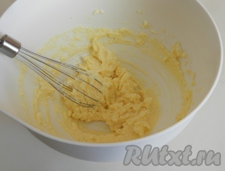 Аккуратно отделить желтки от белков. Белки убрать в холодильник, а желтки растереть в пышную массу с сахаром и размягченным маслом.