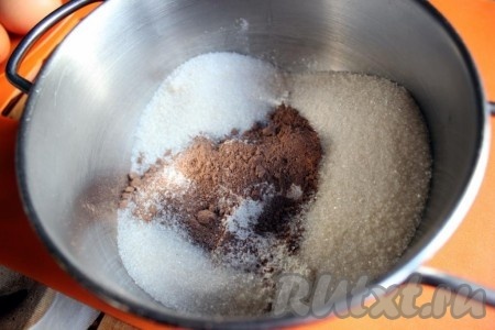 Для теста соедините муку, разрыхлитель, сахар, какао и перемешайте.