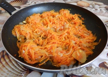 2 моркови натереть на крупной тёрке, выложить в сковороду, прогретую с растительным маслом, добавить луковицу, нарезанную на четверть кольца. Обжарить овощи, помешивая, на среднем огне до мягкости моркови с луком (на это потребуется 8-9 минут). Когда морковка с луком станут мягкими, посолить их, поперчить, добавить натёртый помидор с чесноком, специи и обжаривать 2-3 минуты, помешивая, снять овощную заправку с огня, дать немного остыть.