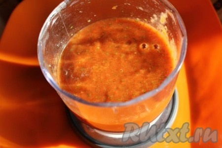 Посолить соус из помидоров с кинзой и черемшой по вкусу, с учетом того, что маринованная черемша уже солёная.