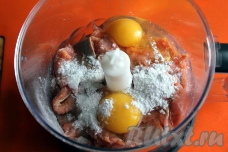 Филе горбуши вместе с яйцами и крахмалом измельчите в блендере - это фарш для приготовления рыбных палочек.