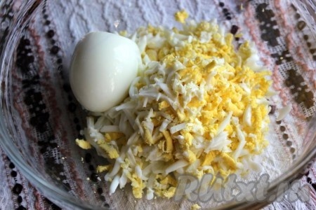 Яйца мелко порубить или натереть.