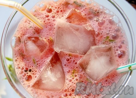 В стакан со льдом налить полученный освежающий напиток из арбуза. Сверху присыпать цедрой лайма. Вставить в стакан соломинки для коктейля. 