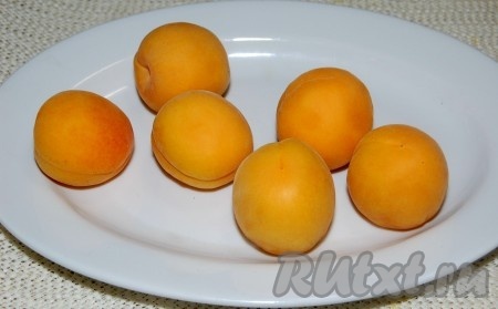 Приготовить абрикосы. Вымыть их и обсушить.