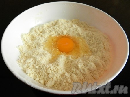 Добавить одно яйцо и замесить тесто. Если одного яйца будет недостаточно, можно добавить 1 столовую ложку холодной воды.