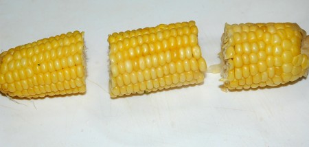Для более удобной сервировки разрезать початок вареной кукурузы на 3 части. 
