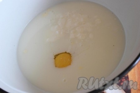 Для приготовления теста для лобиани соедините мацони (кефир или айран) с яйцом и сметаной.