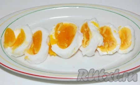 Очищенные яйца нарезать кружочками, уложить на тарелке.