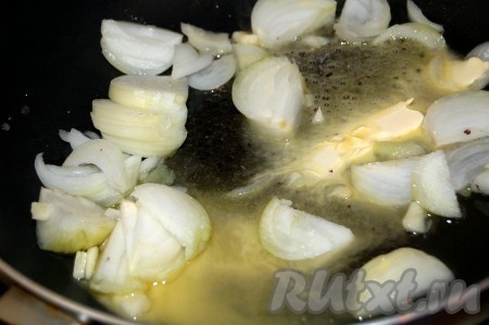 Обжарить чеснок и лук на смеси сливочного и растительного масел до полуготовности.