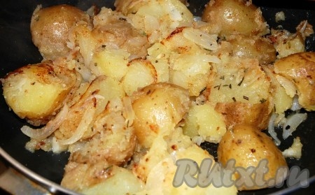 Обжаривать примерно 10 минут, пока картошка не станет румяной и золотистой. Не забывать аккуратно помешивать. Посолить, поперчить.