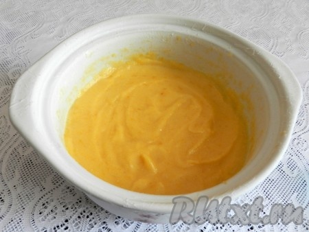 В посуде, пригодной для замораживания,  поставить абрикосовый сорбе в морозилку. В процессе замораживания желательно перемешать блендером 2-3 раза.