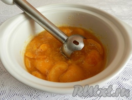 С помощью блендера измельчить абрикосы с сиропом в однородное пюре.