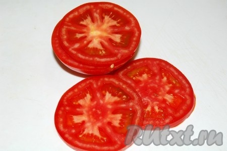 Нарезать для закуски крупные мясистые помидоры поперечными кружками, как на фото, толщиной в 1 см.
