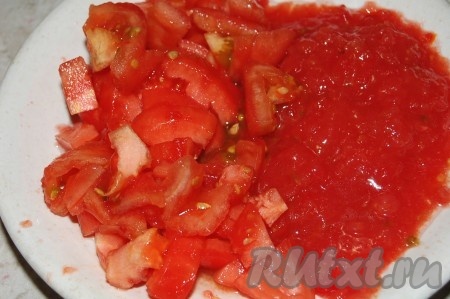 Очищенные от шкурки помидоры нарезать мелкими кусочками, остальные помидоры натереть на терке.