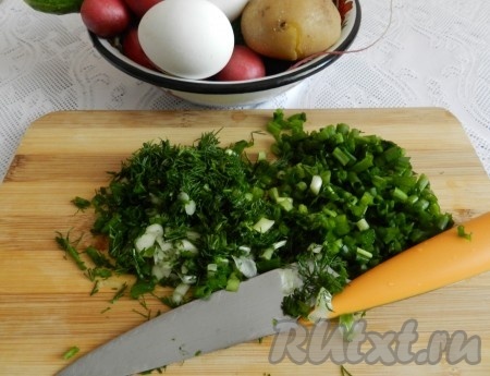 Отварить картофель и яйца, остудить. Мелко нарезать зеленый лук и укроп.