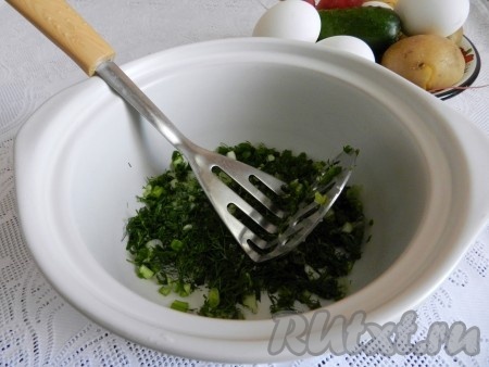 Нарезанную зелень посыпать солью и немного подавить, как показано на фото.
