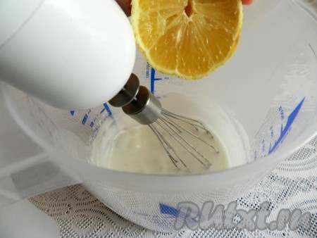 В чистой, абсолютно сухой посуде охлаждённые белки взбить миксером в пену, а затем, постепенно добавляя сахарную пудру и лимонный сок, продолжить взбивать.
