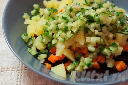 Малосольные огурчики обсушить, нарезать мелким кубиком и добавить в салат. Винегрет тщательно перемешать, при необходимости добавьте масло и/или соль.