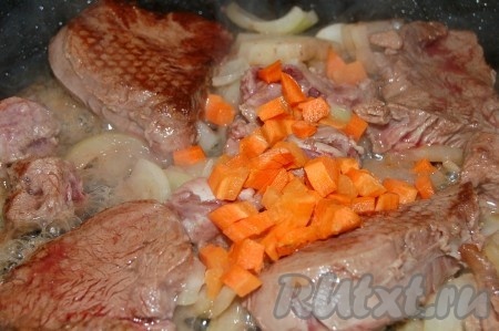 К мясу с луком добавить нарезанную морковь.